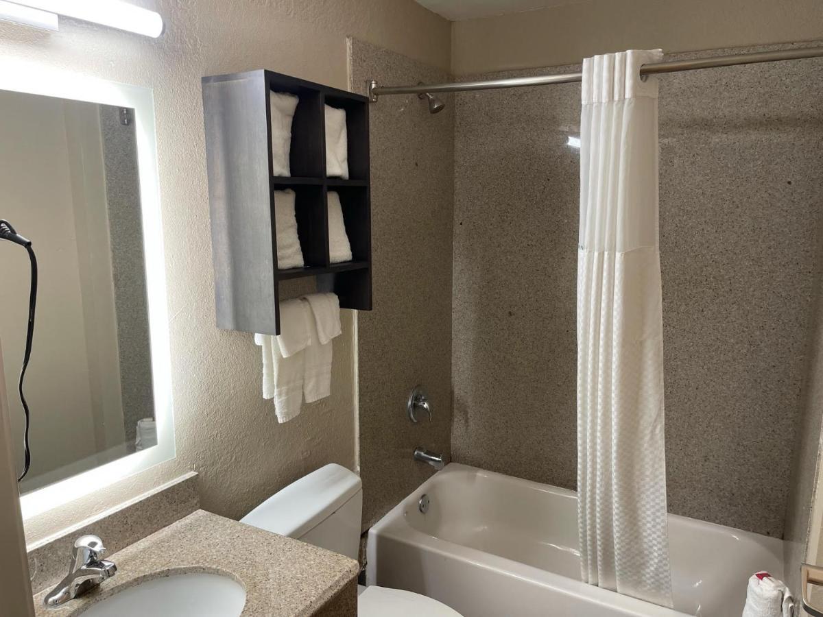 Super 8 By Wyndham San Antonio Downtown Ne Hotell Exteriör bild