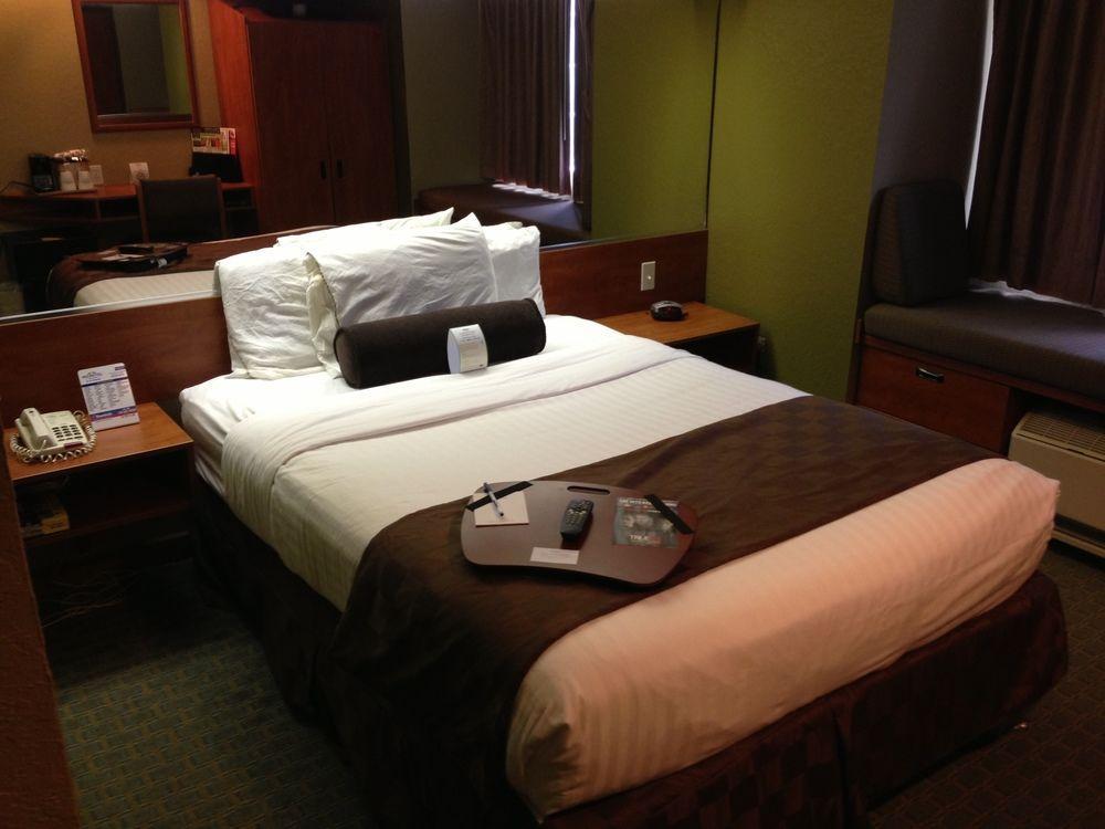 Super 8 By Wyndham San Antonio Downtown Ne Hotell Exteriör bild