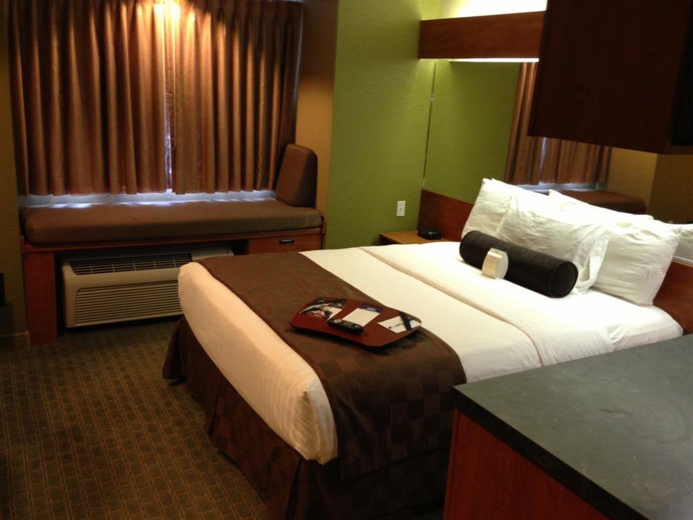 Super 8 By Wyndham San Antonio Downtown Ne Hotell Exteriör bild