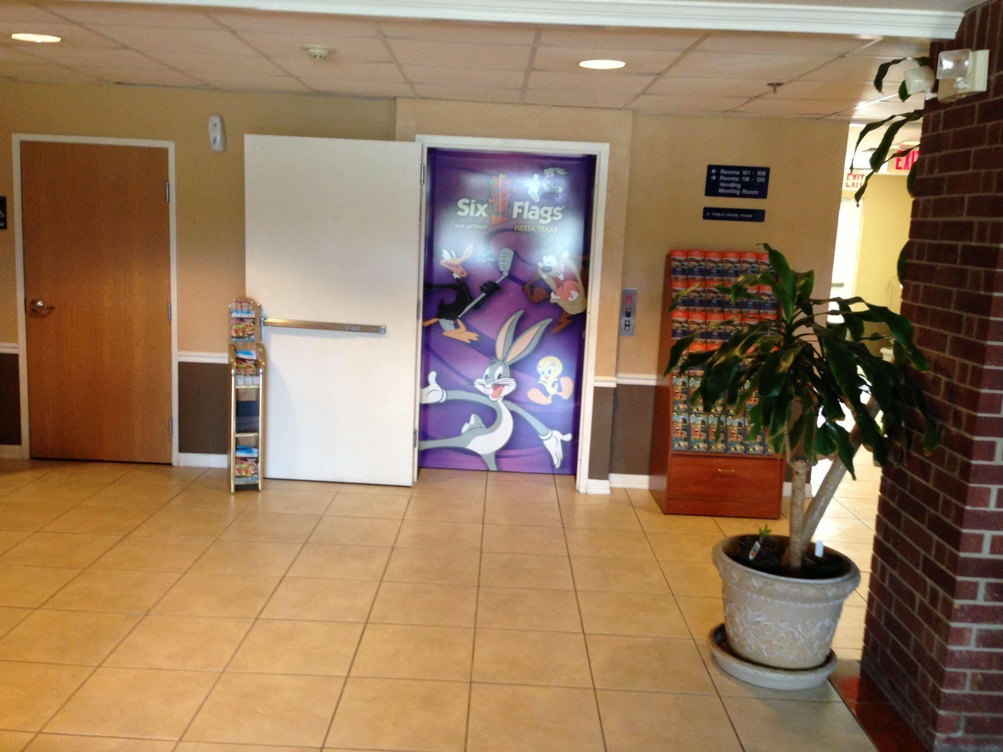 Super 8 By Wyndham San Antonio Downtown Ne Hotell Exteriör bild