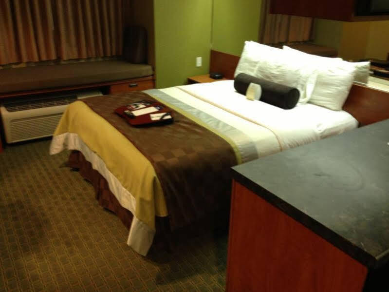 Super 8 By Wyndham San Antonio Downtown Ne Hotell Exteriör bild