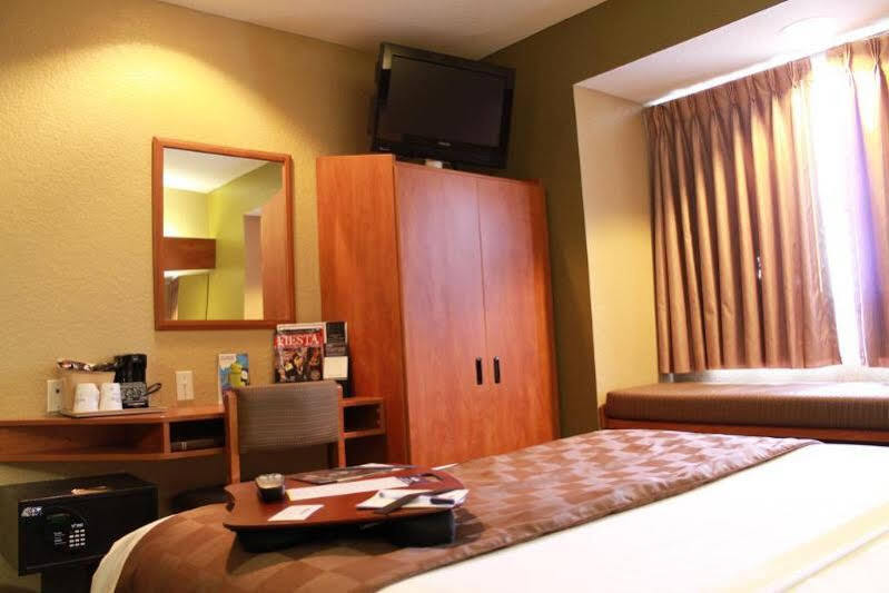 Super 8 By Wyndham San Antonio Downtown Ne Hotell Exteriör bild